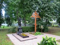 с. Довольное. Поклонный крест и место захоронения убиенных священнослужителей