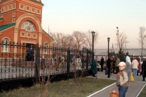 Освящение яиц, куличей и пасок в Карасуке, в Кафедральном соборе Андрея Первозванного (видео)