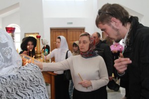 Благодатный огонь из Иерусалима прибыл в Карасук (видео)