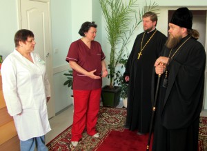 Лечить и исцеляться с благословением епископа! Знакомство Владыки с узловой больницей в Карасуке