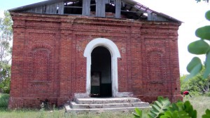 Поруганный и брошенный храм  Святой  Троицы