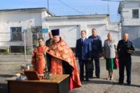 Освящение звонницы в следственном изоляторе № 2 г. Куйбышева Новосибирской области